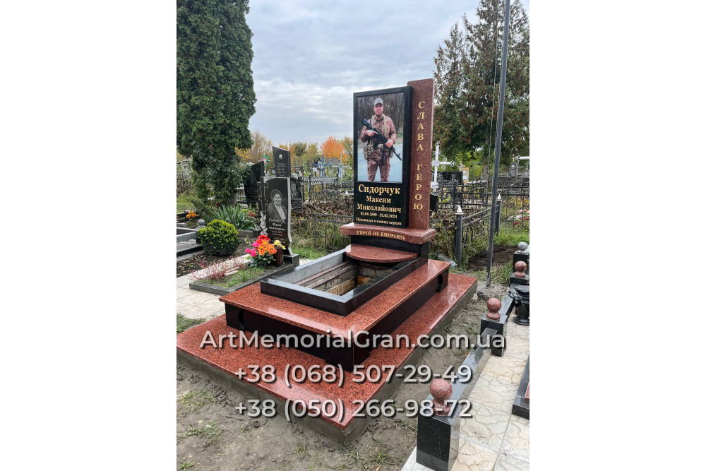 Пам'ятник військовому з червоного граніту 00892